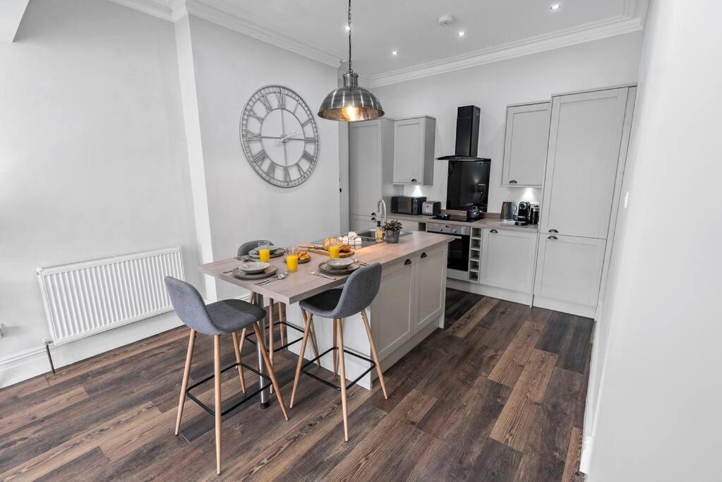 Newly Refurbed, Central Apartment With Free Parking And Hot Tub Lytham St Annes Exterior photo